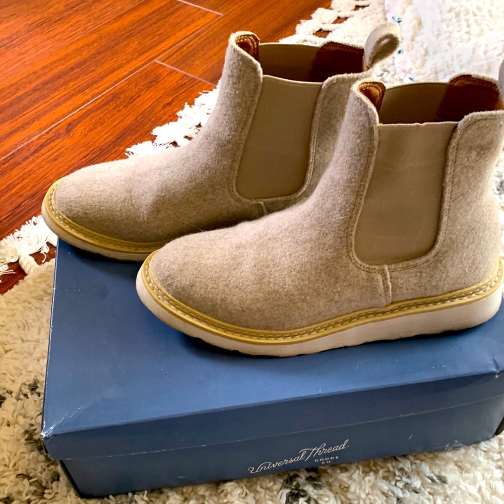 Universal Thread boots